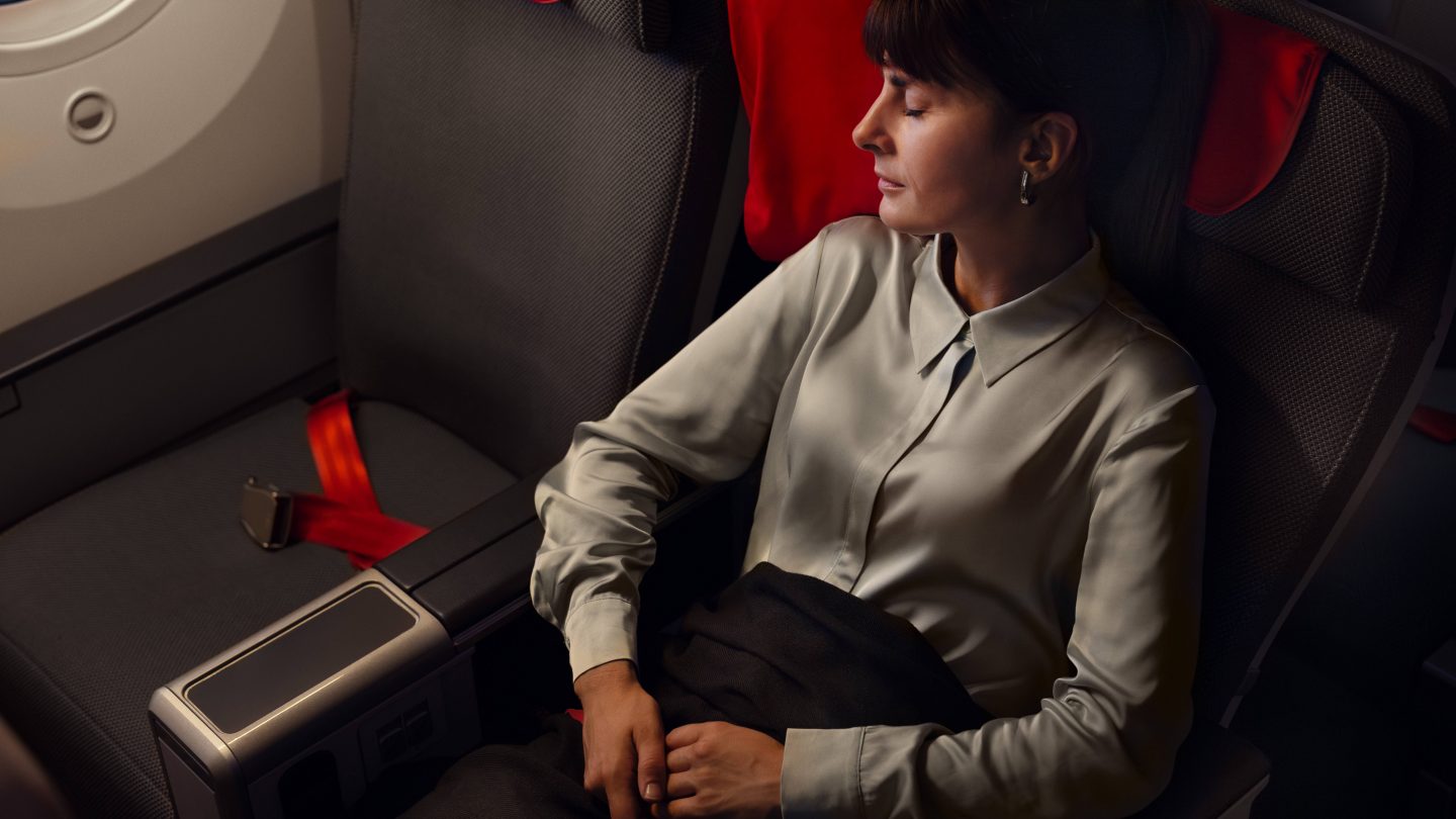 You can adjust your seat into a comfortable sleeping position due to the inclination angle of 40 degrees.