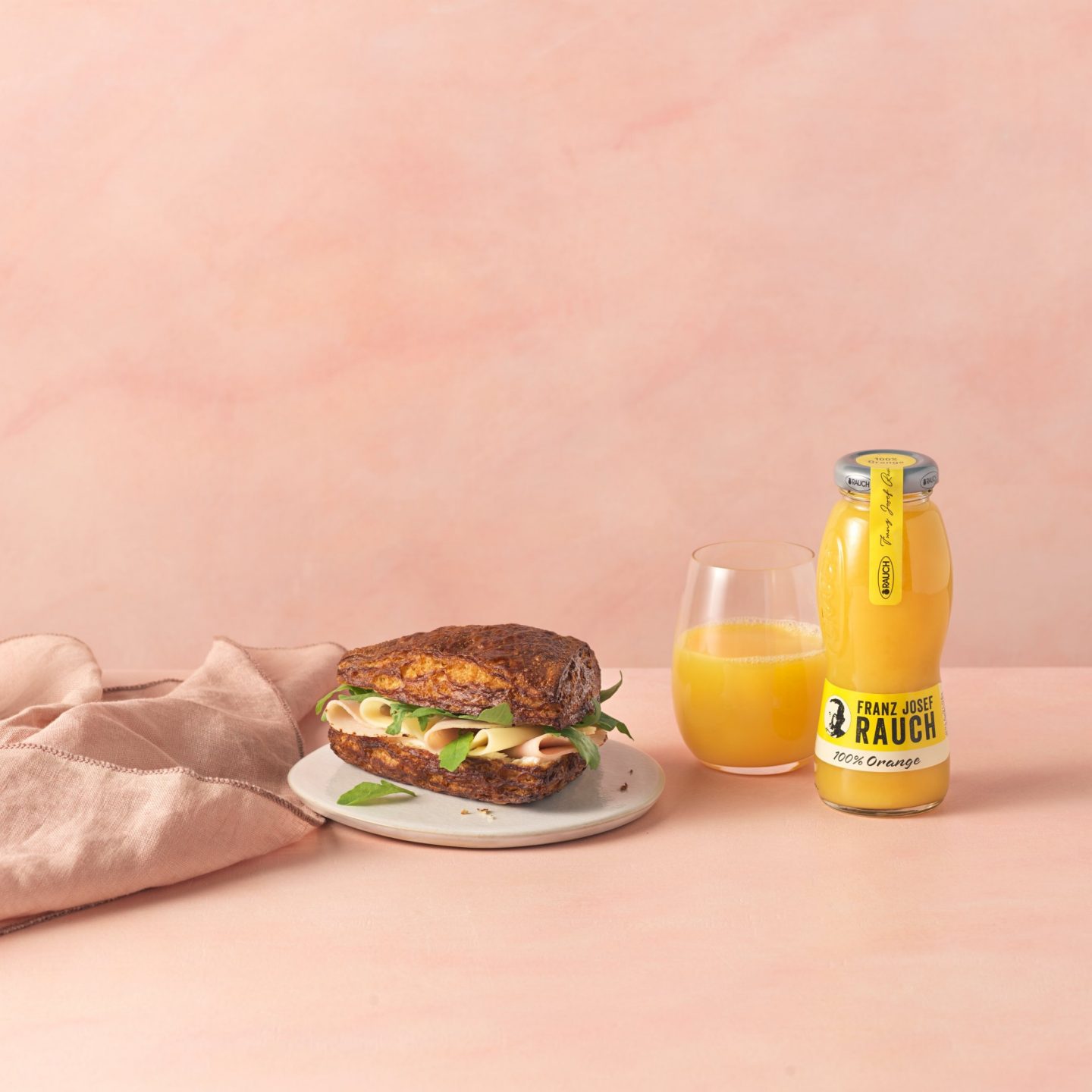 Ein Sandwich und Orangensaft