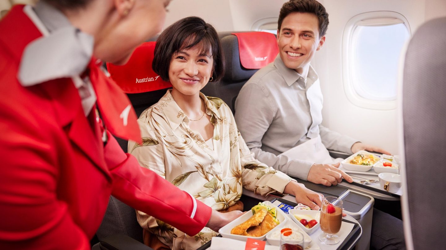 Zwei Personen bekommen Essen serviert