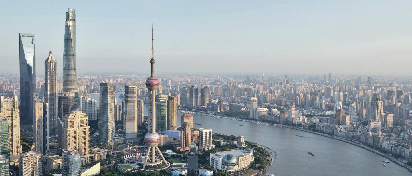Skyline Shanghai bei sonnigem Wetter