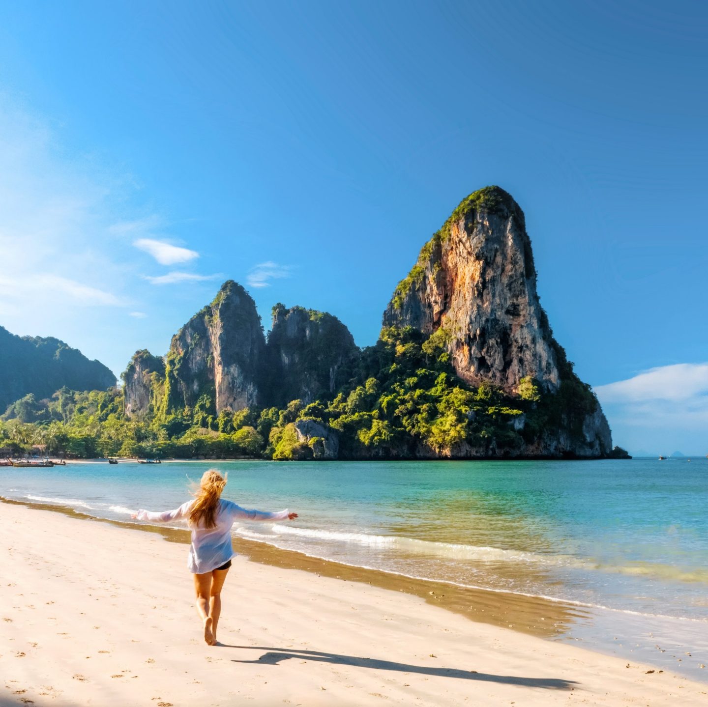 Eine Frau läuft am Railay Beach in Krabi, Thailand.