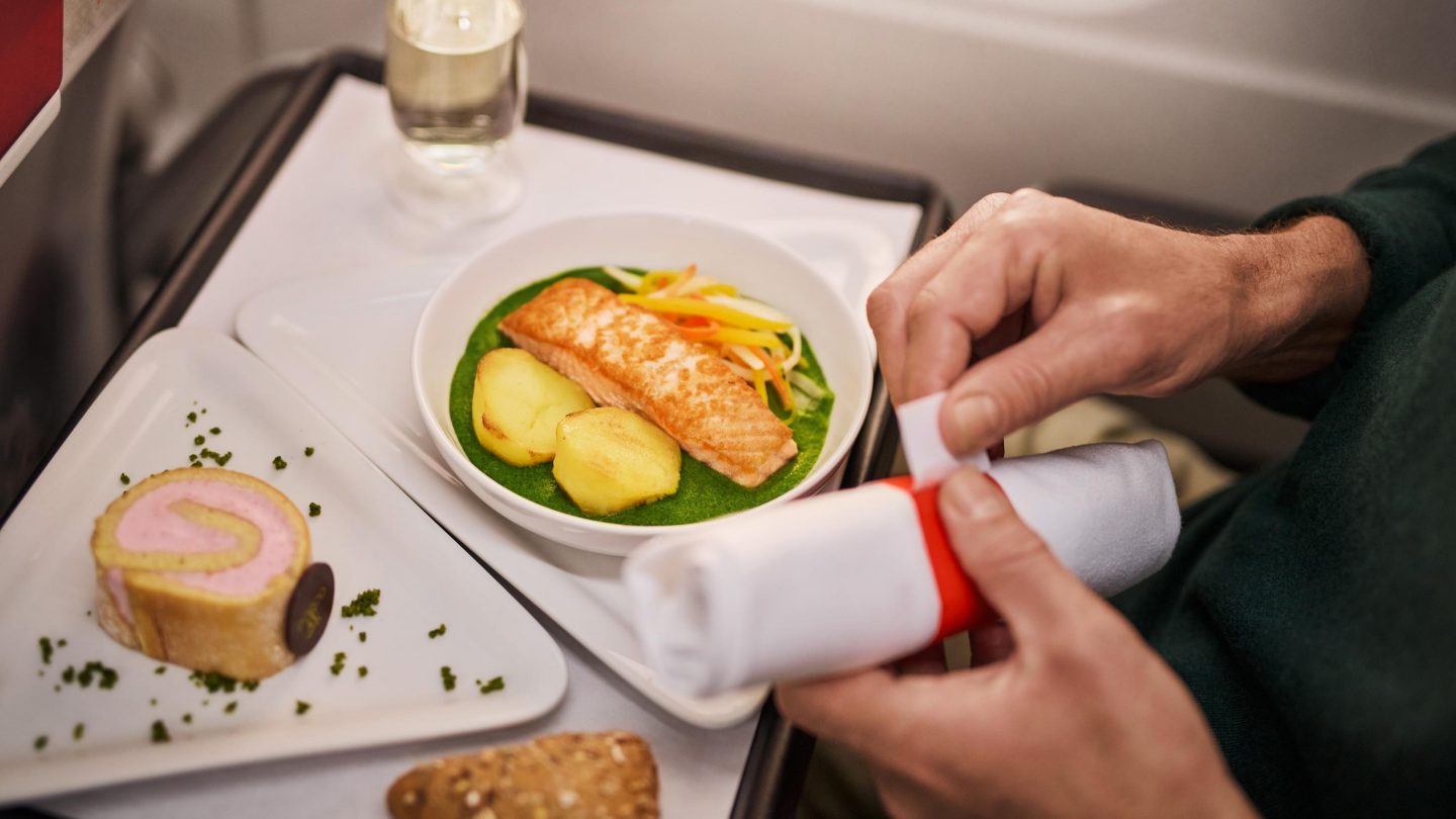 Menü mit grünem Püree, Kartoffeln und Lachs
