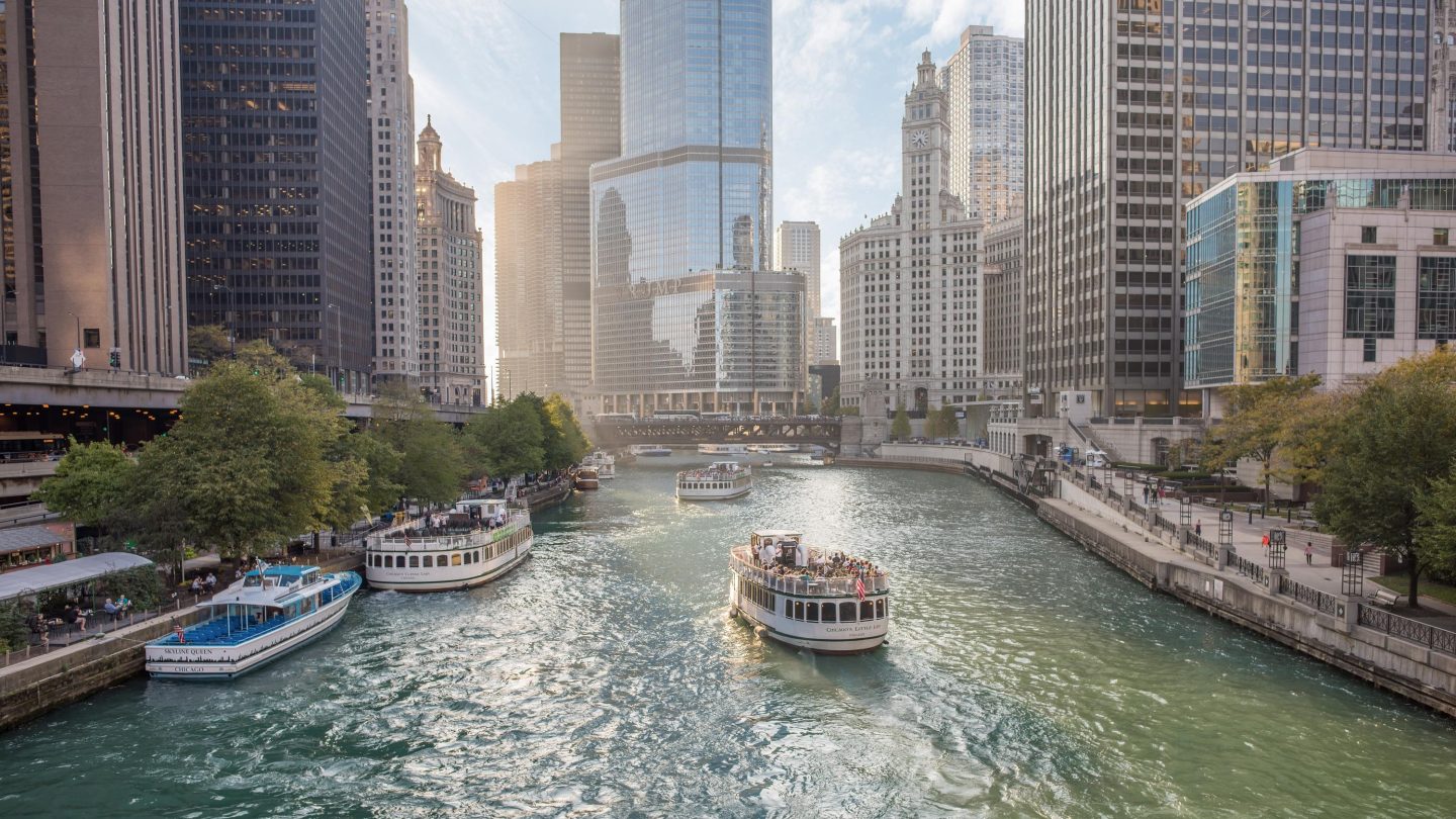 Ein Boot auf dem Chicago River