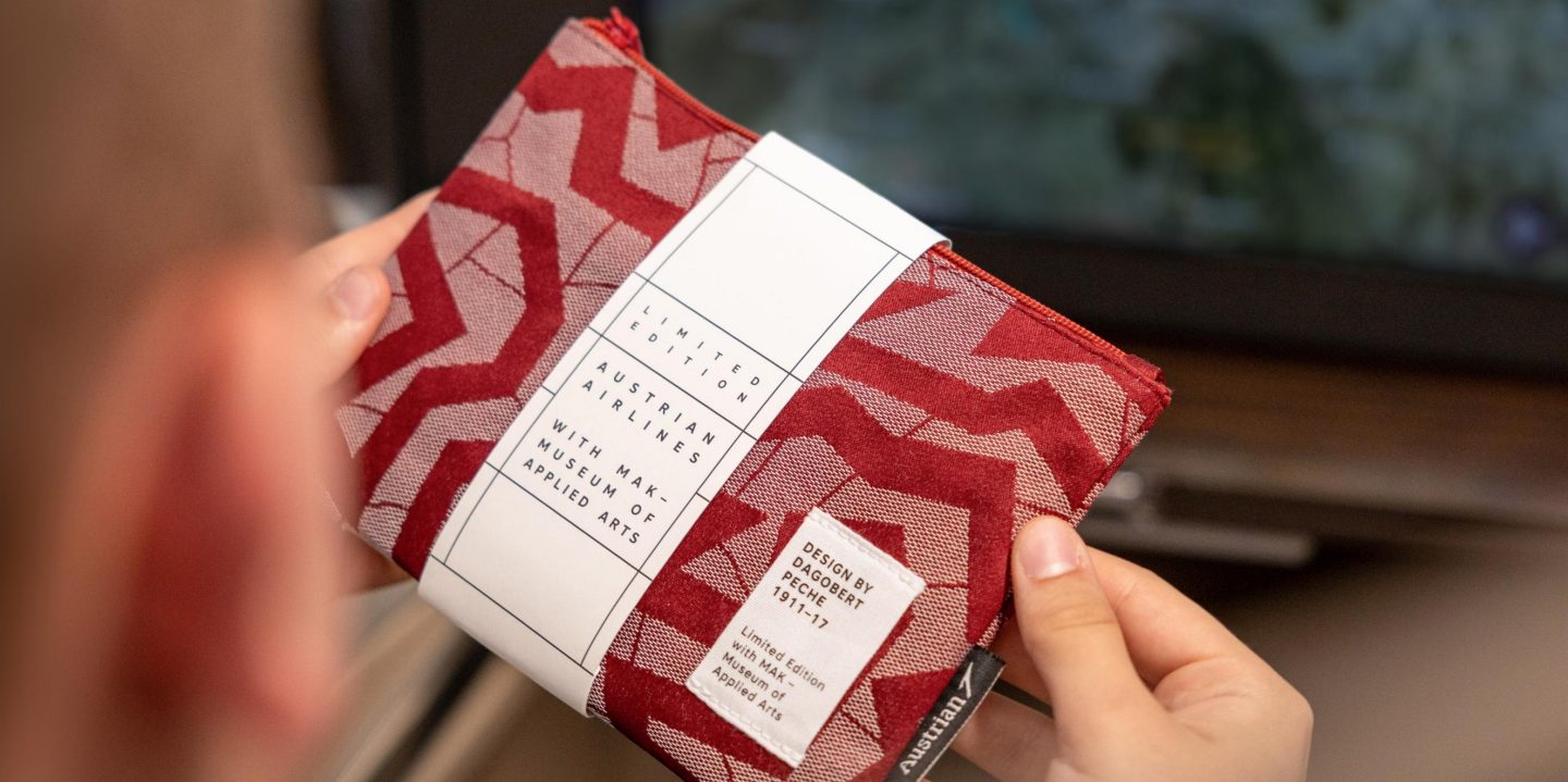 Ein Austrian-Airlines-Passagier pr&auml;sentiert die exklusive Amenity-Kit-Kulturtasche von MAK