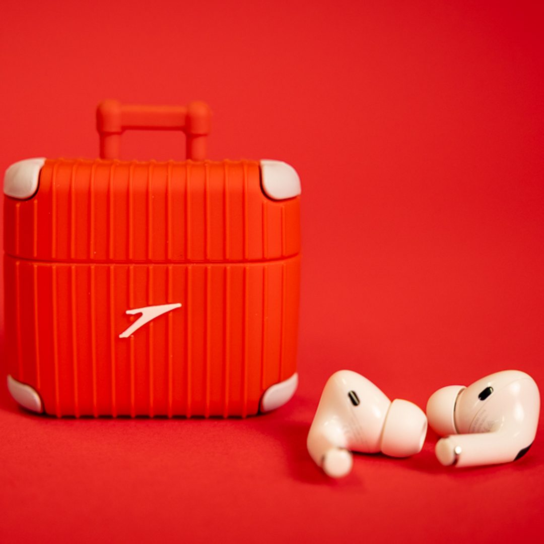 Zwei lächelnde Flugbegleiterinnen von Austrian Airlines.