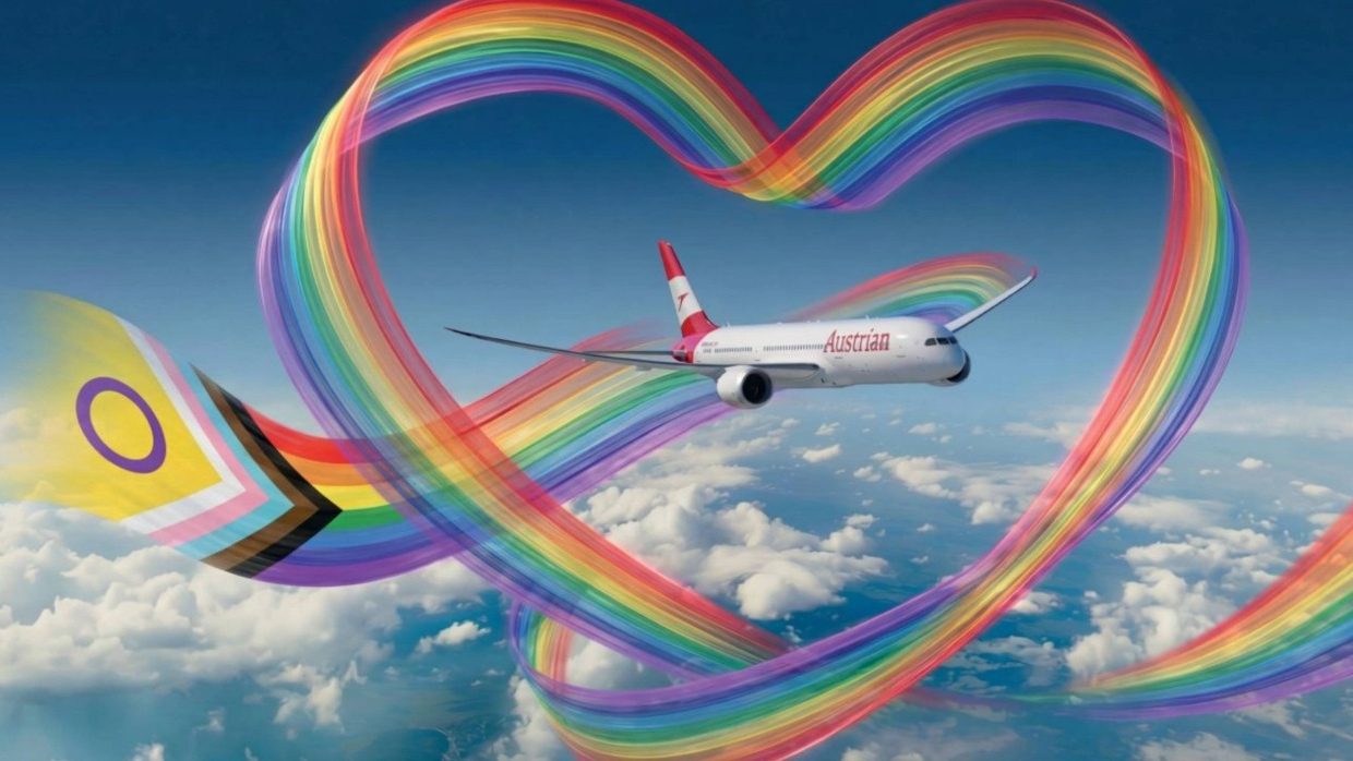 Lächelnde Passagierin mit Getränk am Flugzeugfenster.
